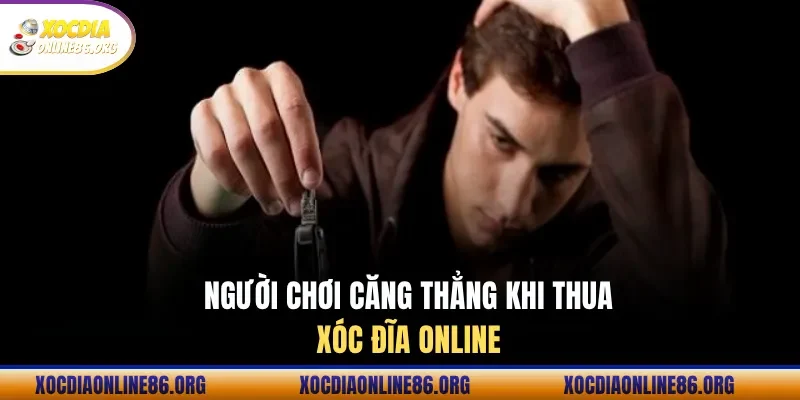 Người chơi căng thẳng khi thua xóc đĩa online