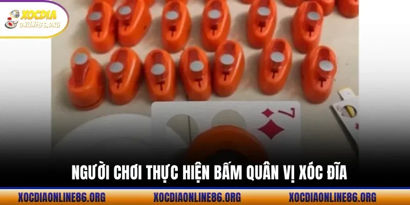 Người Chơi Thực Hiện Bấm Quân Vị Xóc Đĩa