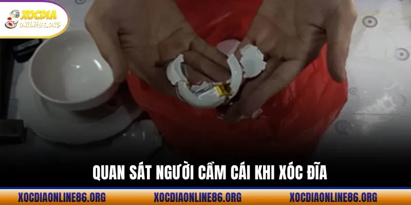 Quan Sát Người Cầm Cái Khi Xóc Đĩa